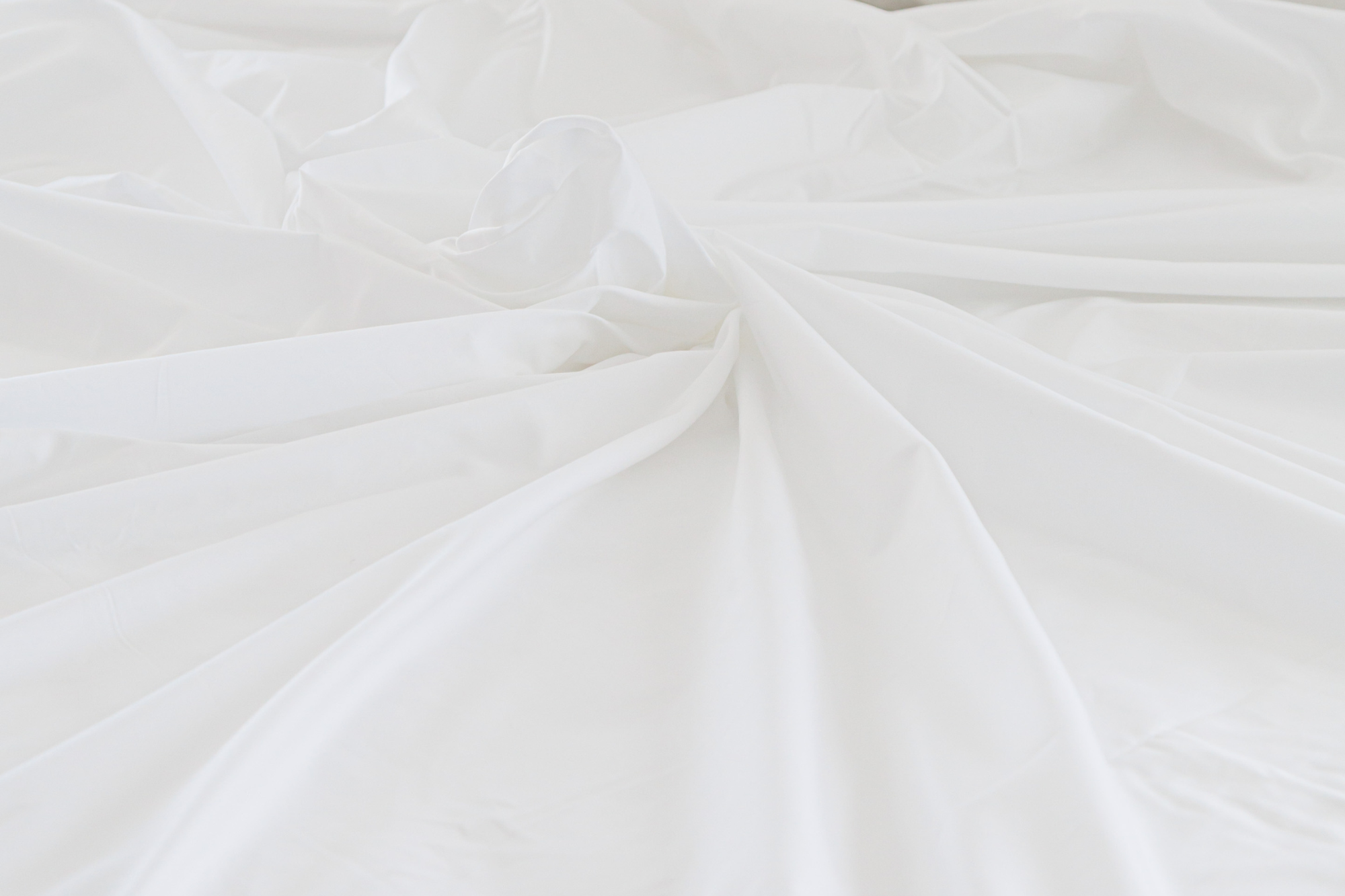 Sateen organic cotton sheet in white cotton fabric, highlighting its soft and luxurious appearance.